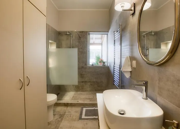 Helena Aparment דירה *